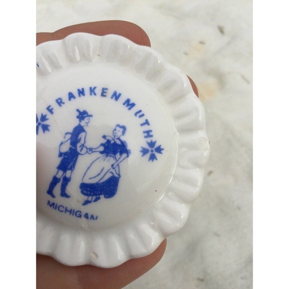 Vintage 2” Frankenmuth Dutch Michigan magnet blue white German traditional - Picture 8 of 9